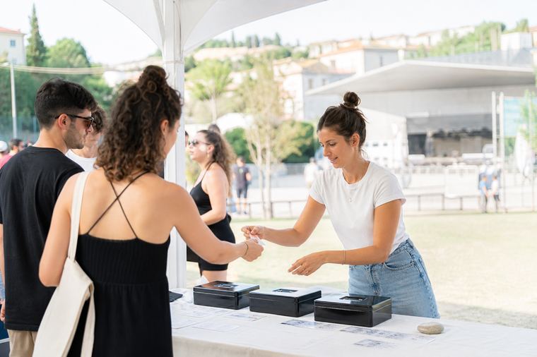 Chiosco gastronomico illuminato durante una festa serale