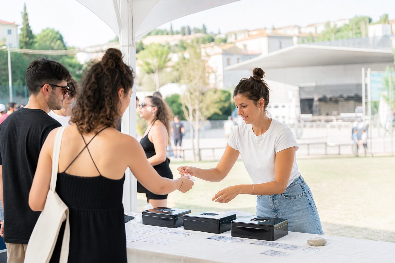 Uno stand gastronomico illuminato con le sue luci accese durante la sera.